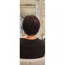 大人女性向けの丸みレイヤーショートボブ