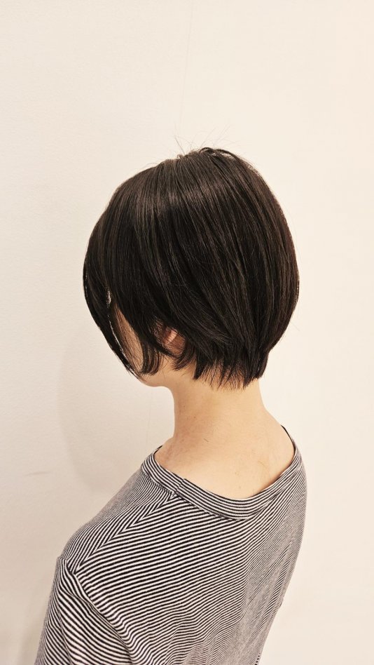 大人可愛い20代30代40代黒髪前下がりボブ小顔丸みショート
