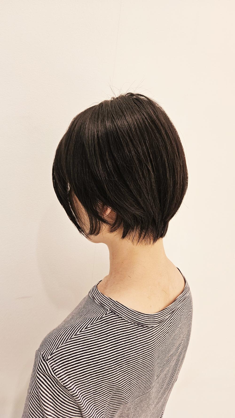 大人可愛い20代30代40代黒髪前下がりボブ小顔丸みショート