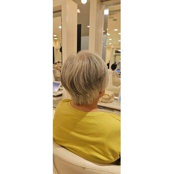 白髪を活かした丸みコンパクトショート