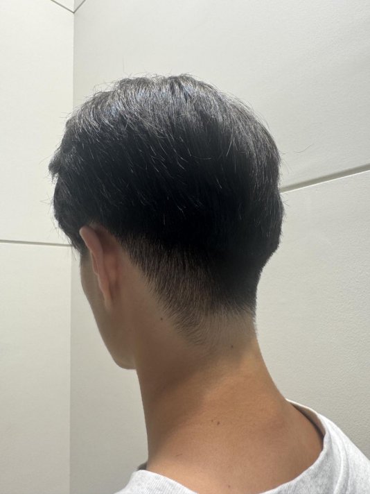 首元が長くみえるツーブロスタイル