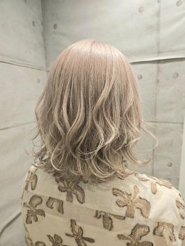 ホワイトベージュカラー