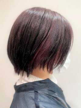 丸みショートボブ暗髪ベージュインナーレッド