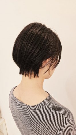 大人可愛い20代30代40代黒髪前下がりボブ小顔丸みショート