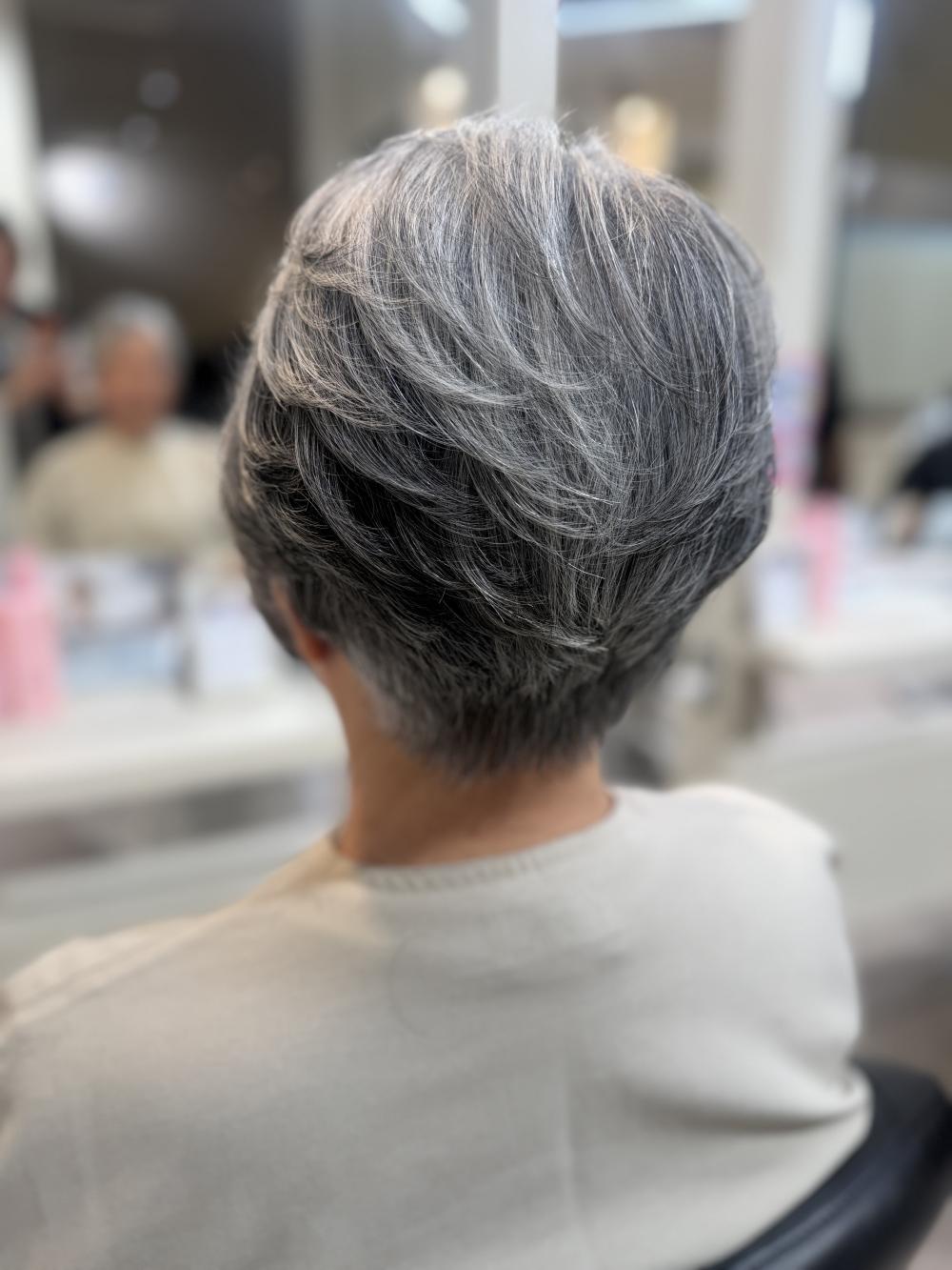 グレイヘアーショート
