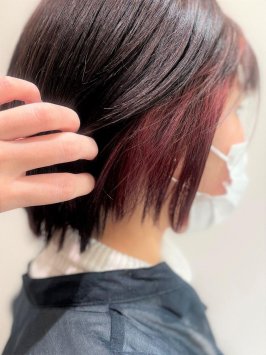 丸みショートボブ暗髪ベージュインナーレッド