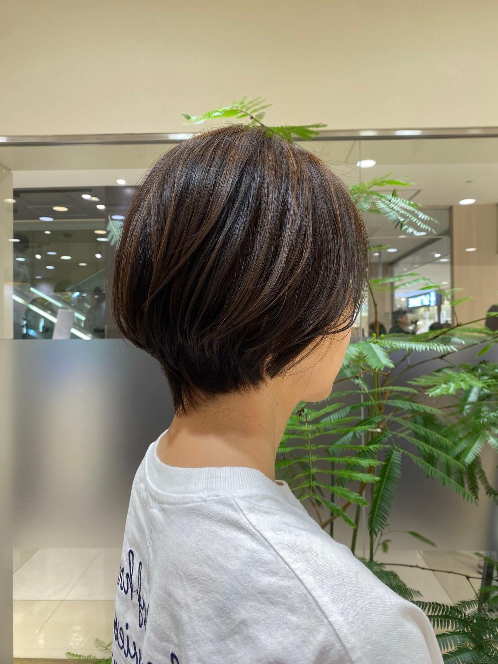 直線×くびれの洗練ショート